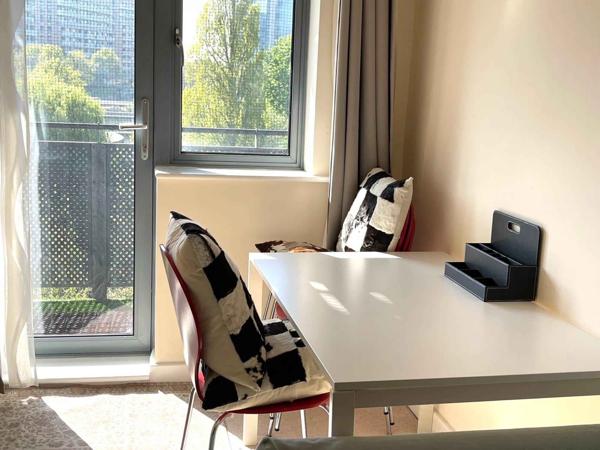 Luxury 2 Bedroom Apartment- Lake View - Free Parking - Wembley Stadium 5Km Londýn Exteriér fotografie